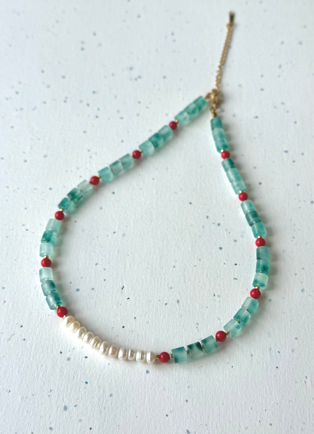 Collier artisanal ras-du-cou en perles d’eau douce, jade et agate rouge