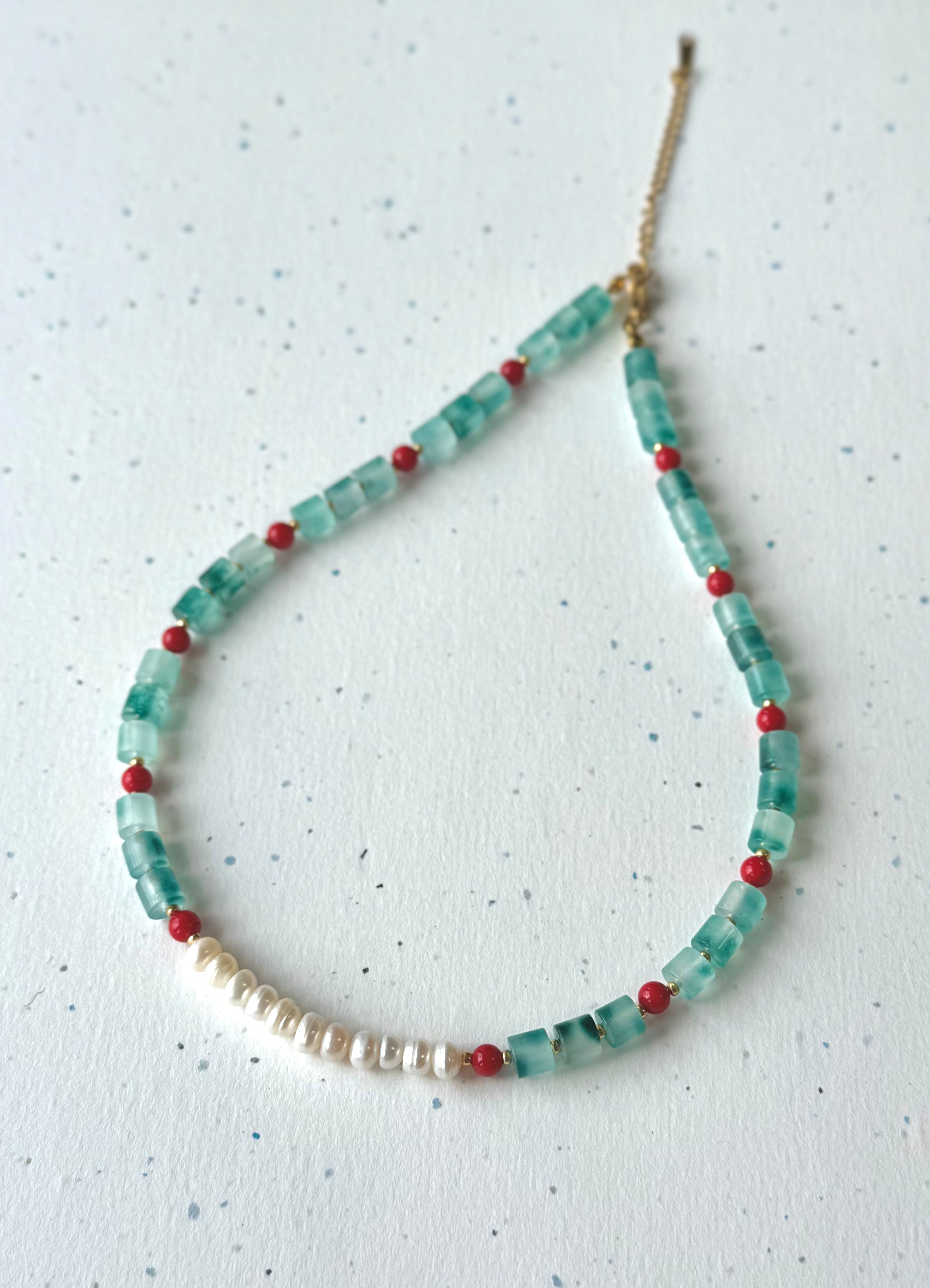 Collier artisanal ras-du-cou en perles d’eau douce, jade et agate rouge