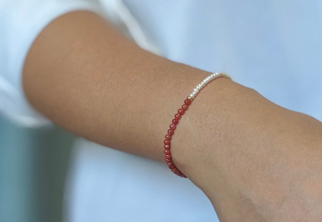 Bracelet en perles d'eau douce et agate rouge extra-fin