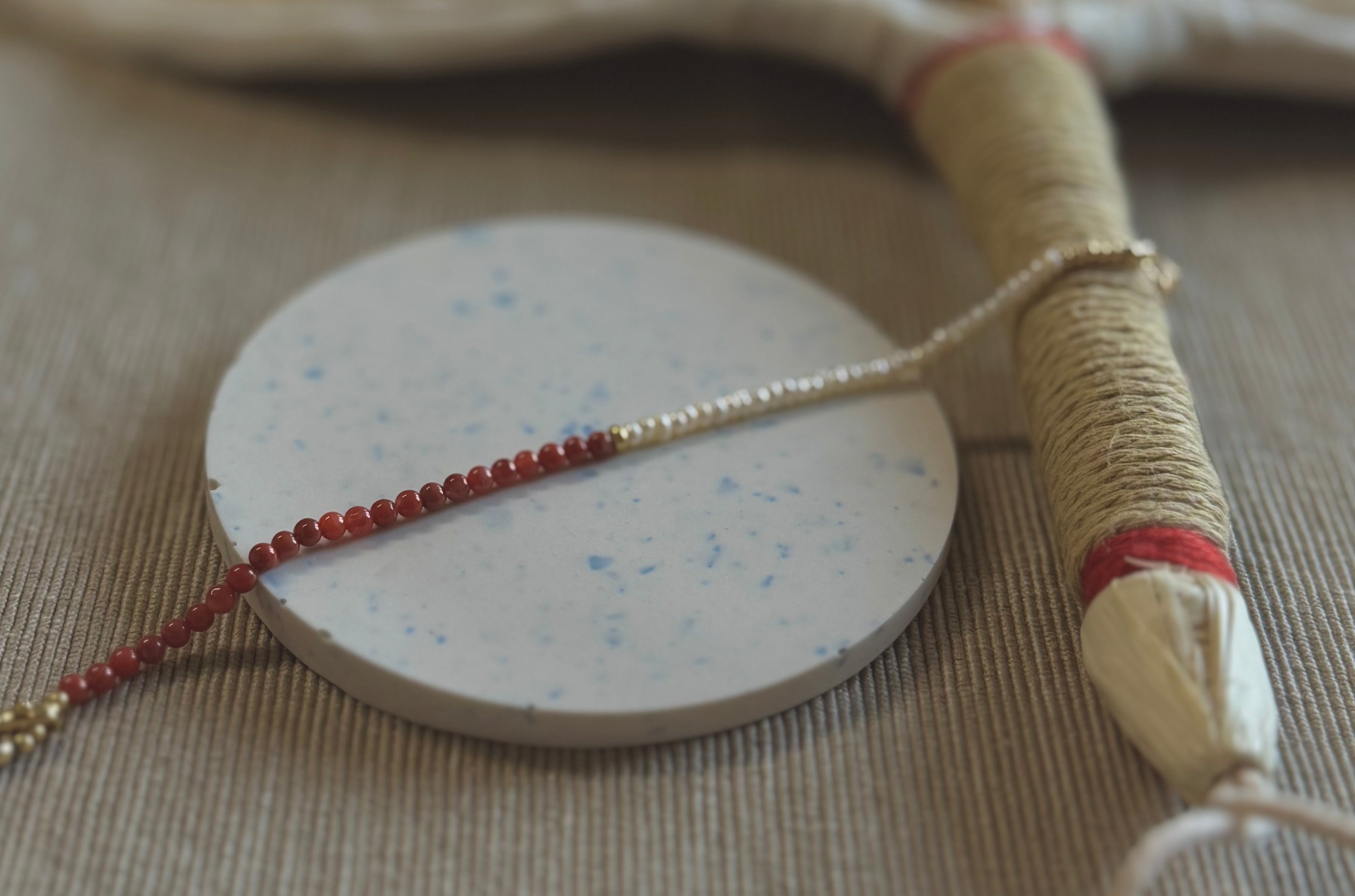 Bracelet en perles d'eau douce et agate rouge extra-fin