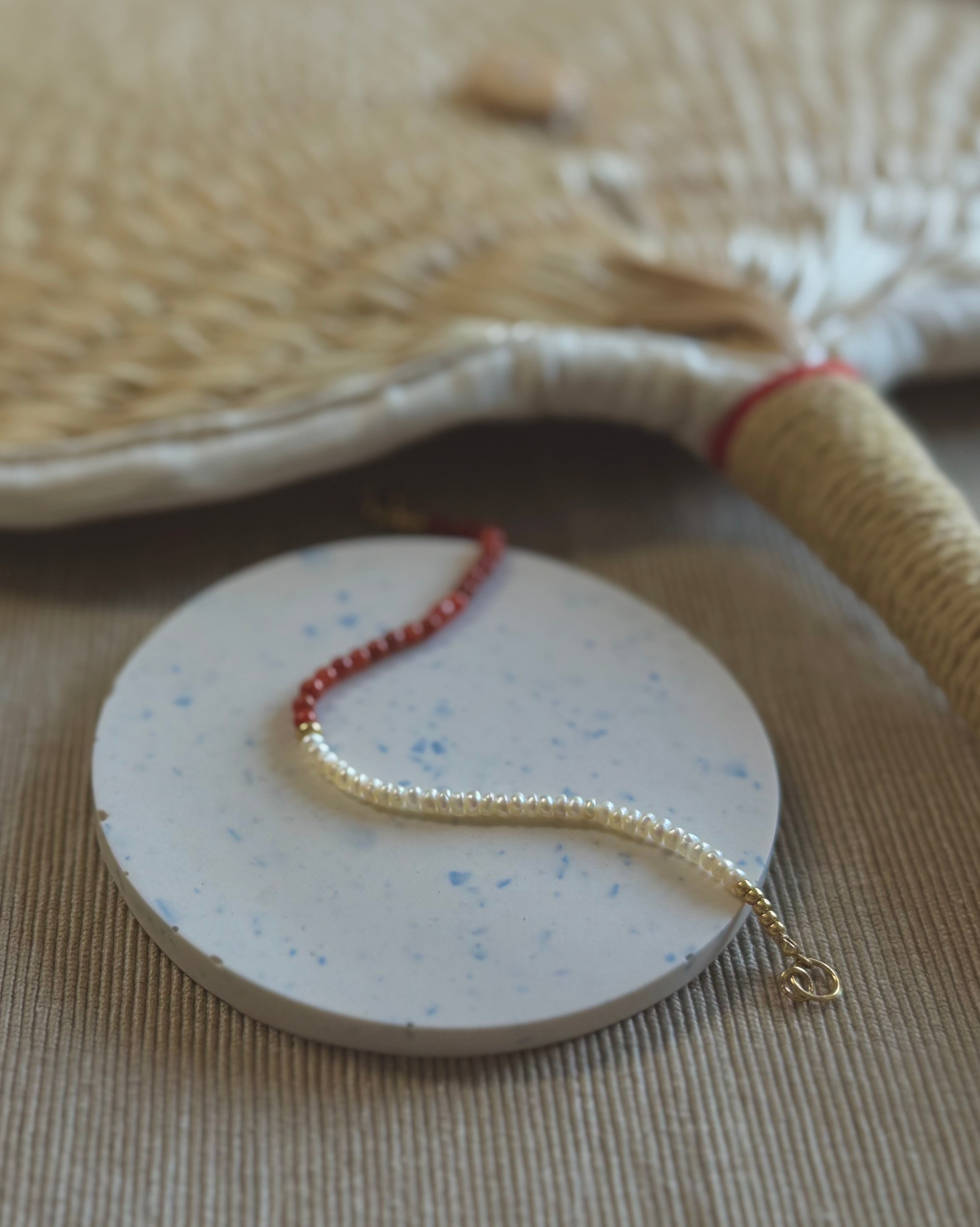 Bracelet en perles d'eau douce et agate rouge extra-fin