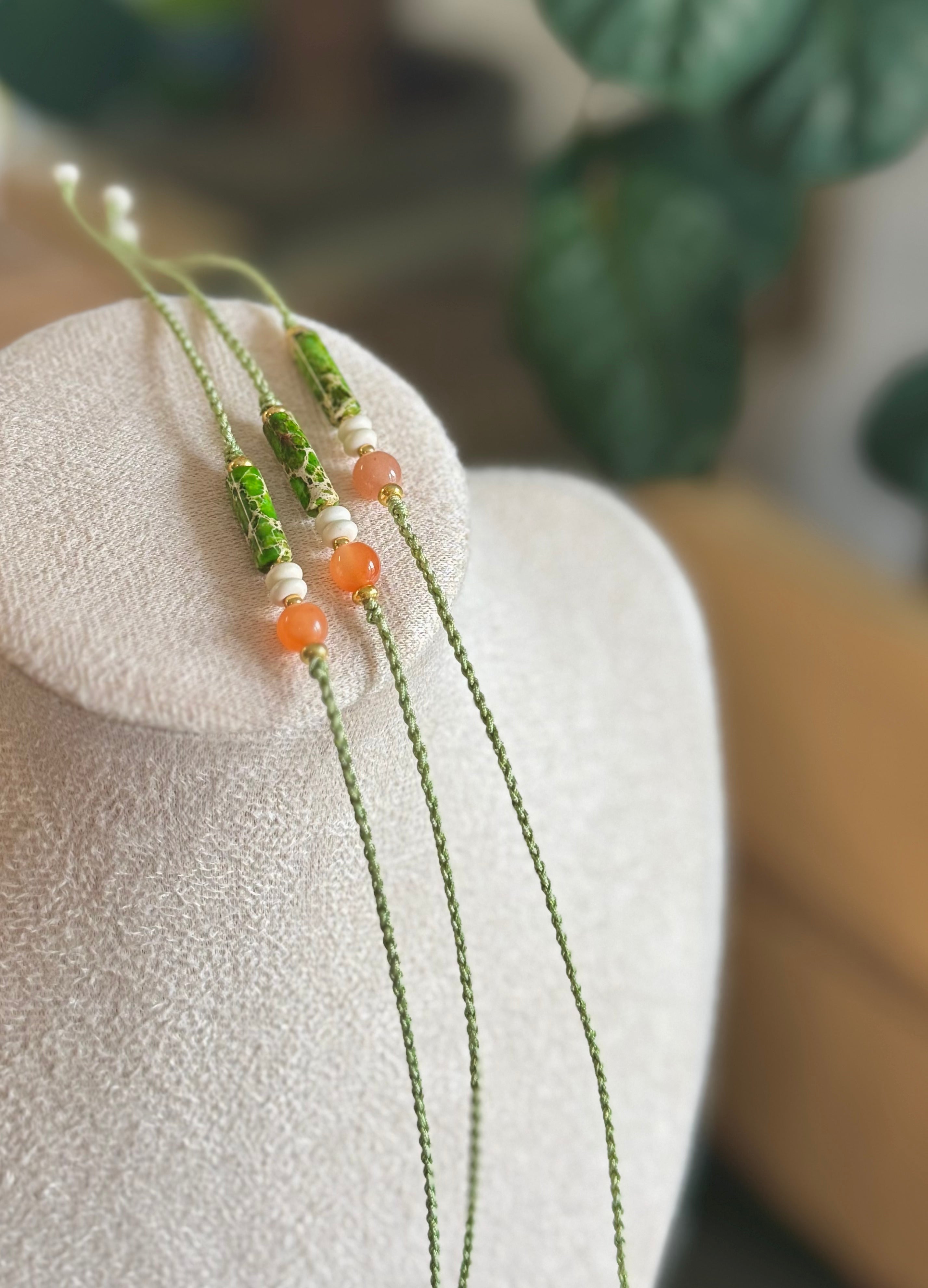 Bracelet tressé ajustable - serpentine verte, agate rose et turquoise blanche