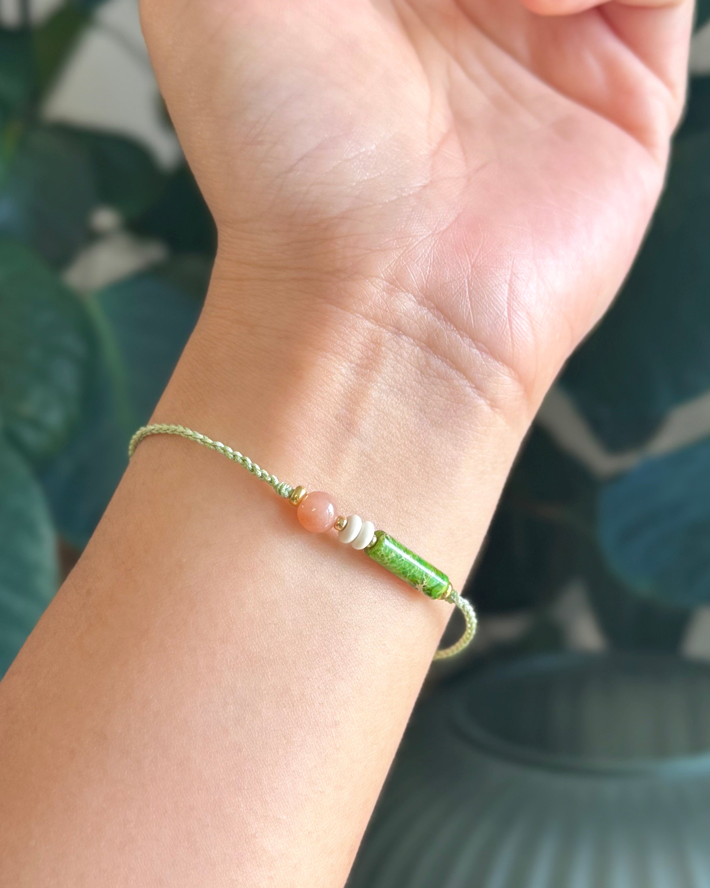 Bracelet tressé ajustable - serpentine verte, agate rose et turquoise blanche