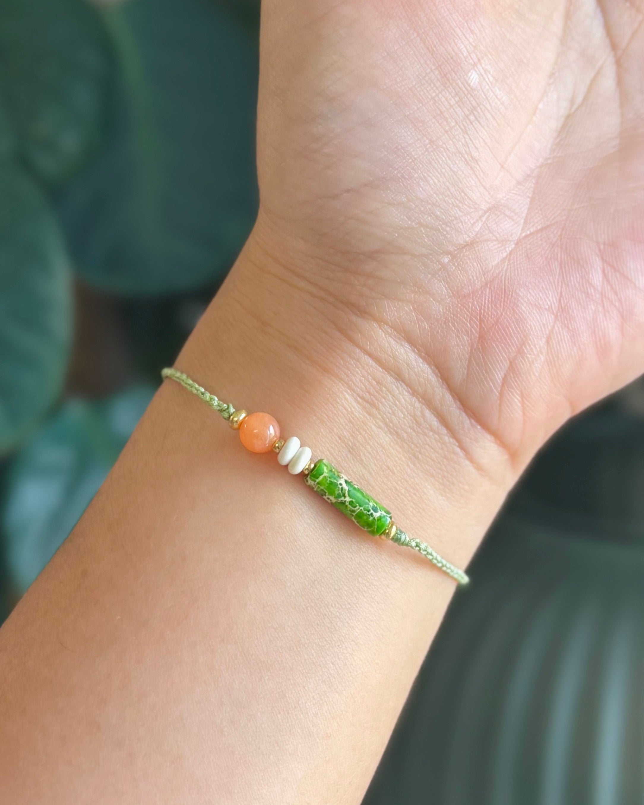 Bracelet tressé ajustable - serpentine verte, agate rose et turquoise blanche
