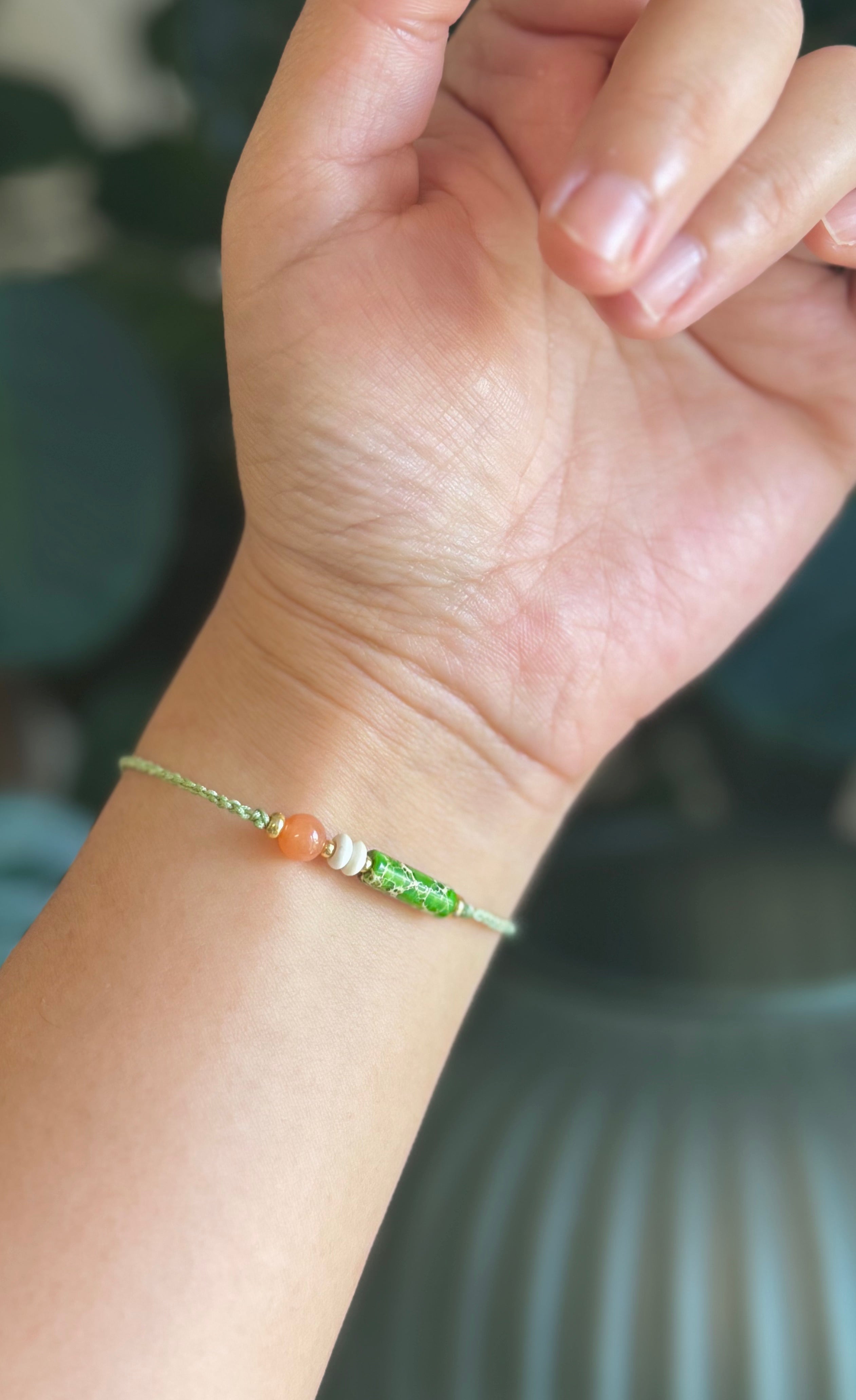 Bracelet tressé ajustable - serpentine verte, agate rose et turquoise blanche