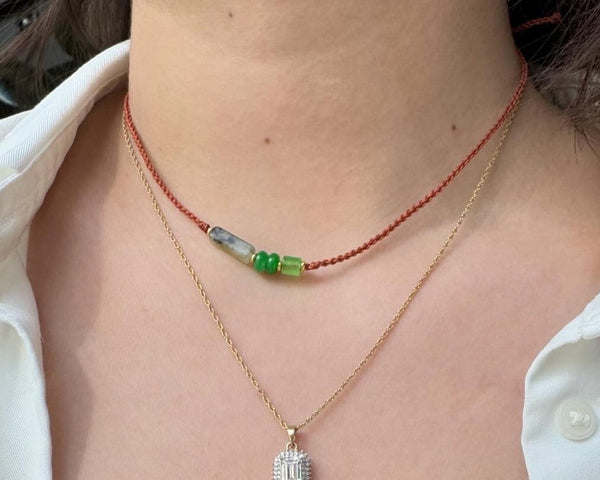 Collier fait main inspiré d'Asie, jade et agate verte sur cordon tressé, ajustable